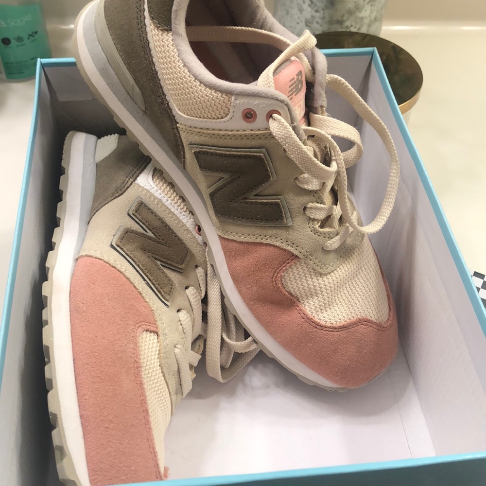 New balance shoes!!! Like new kids 6.5 women’s 7.5